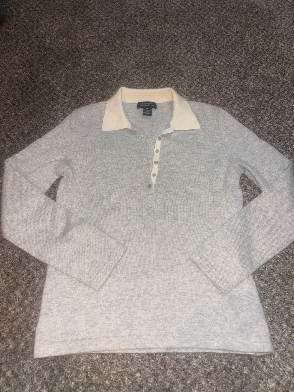 100% cashmere Jones New York Light Gray Long-Sleeve Sweater with Cream Collar